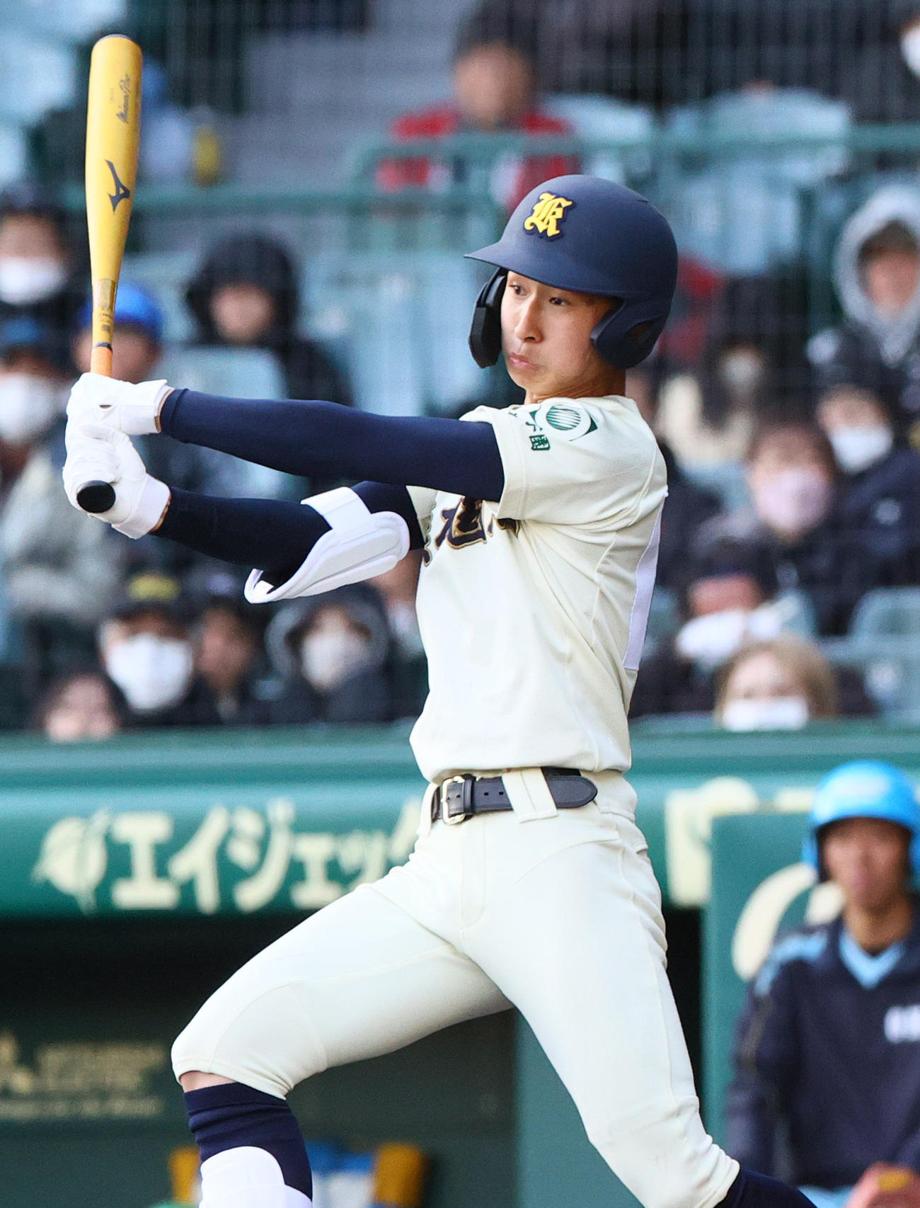 近江対熊本国府　3回裏熊本国府1死二塁、内田は中適時二塁打を放つ（撮影・上山淳一）