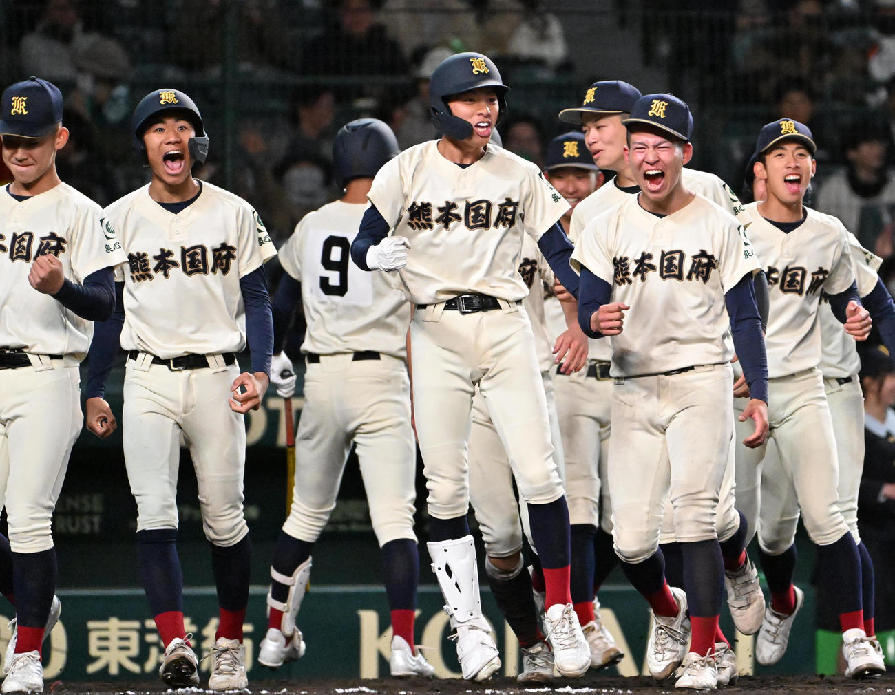 近江に勝利し喜ぶ熊本ナイン（撮影・石井愛子）