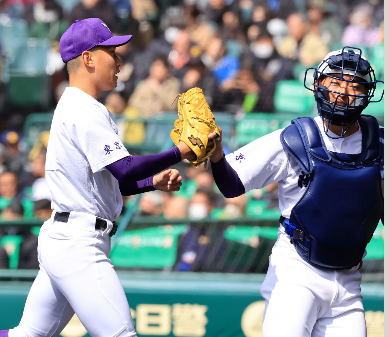 八戸学院光星対関東第一　八戸学院光星を抑えた関東第一・畠中（左）は熊谷とハイタッチ（撮影・浅見桂子）