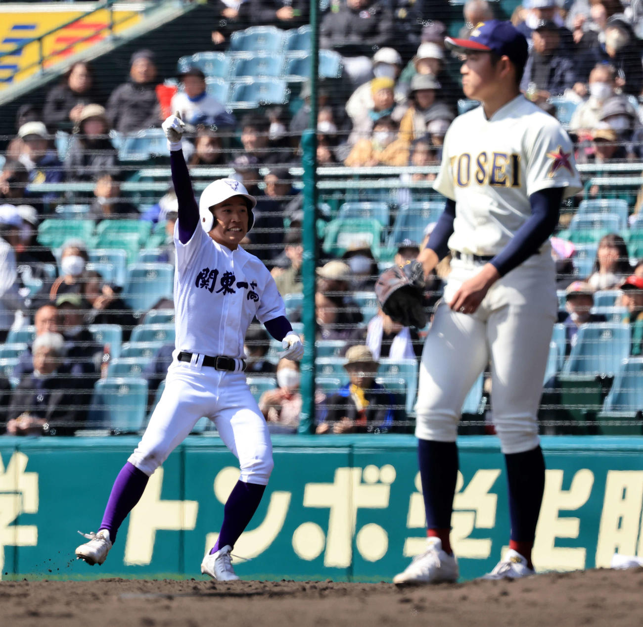 八戸学院光星対関東第一　5回裏関東第一2死三塁、坂本は左先制適時打を放ちガッツポーズ。投手洗平（撮影・浅見桂子）
