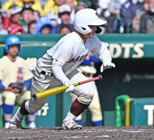 星稜対田辺　4回裏田辺1死三塁、田辺・前田海翔はスクイズを決める（撮影・石井愛子）
