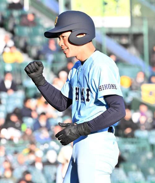 近江対熊本国府　3回表近江2死二塁、近江・岡本一倖は先制の右前適時打を放ちガッツポーズをする（撮影・石井愛子）