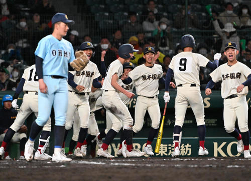 近江に勝利し喜ぶ熊本ナイン。左は近江・西山恒誠（撮影・石井愛子）