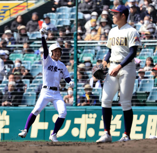 八戸学院光星対関東第一　5回裏関東第一2死三塁、坂本は左先制適時打を放ちガッツポーズ。投手洗平（撮影・浅見桂子）