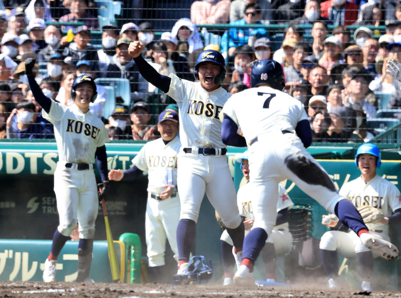 八戸学院光星対関東第一　11回表八戸学院光星1死一、三塁、佐藤の三塁内野安打で相手送球ミスの間に得点し喜ぶ八戸学院光星の選手たち（撮影・浅見桂子）