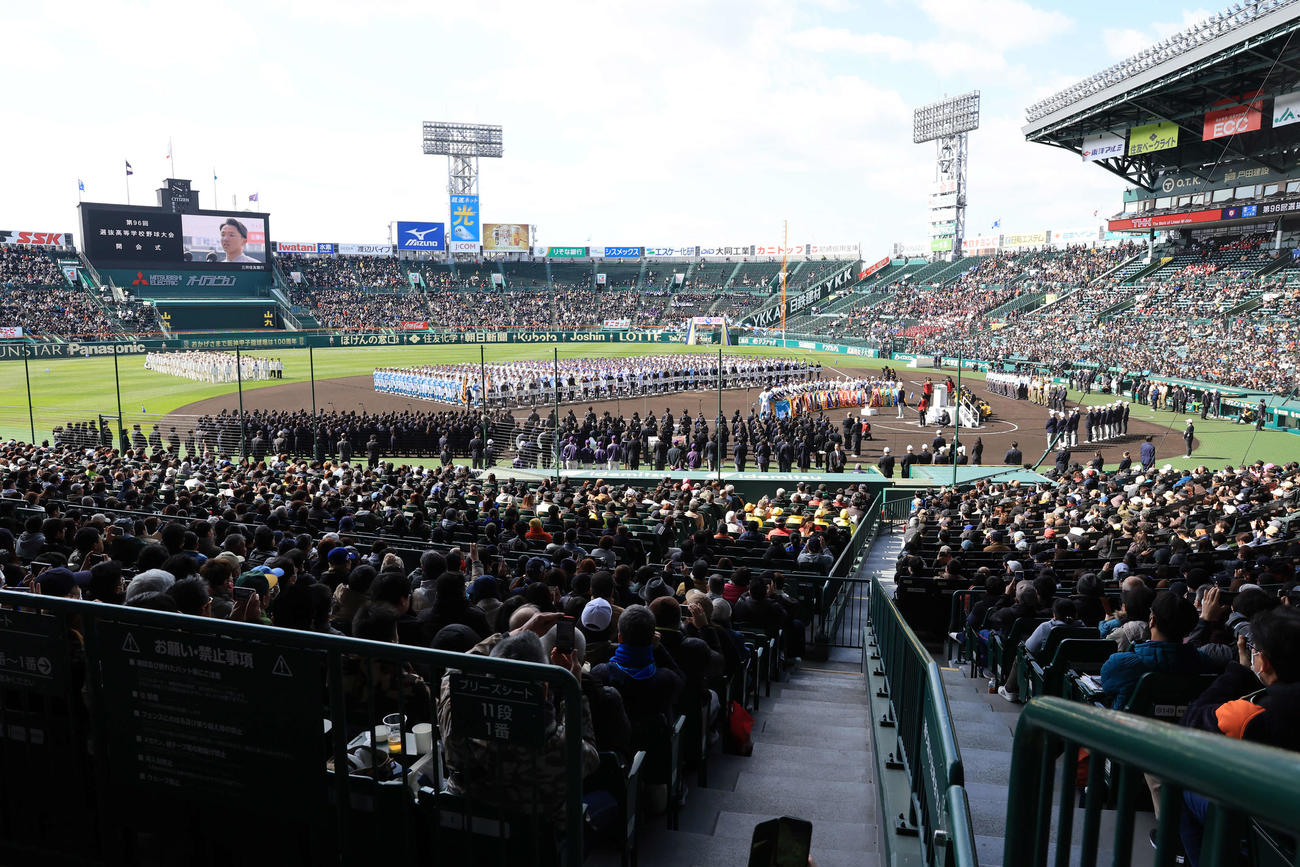 第96回全国選抜高校野球大会の開会式が行われる甲子園（撮影・浅見桂子）
