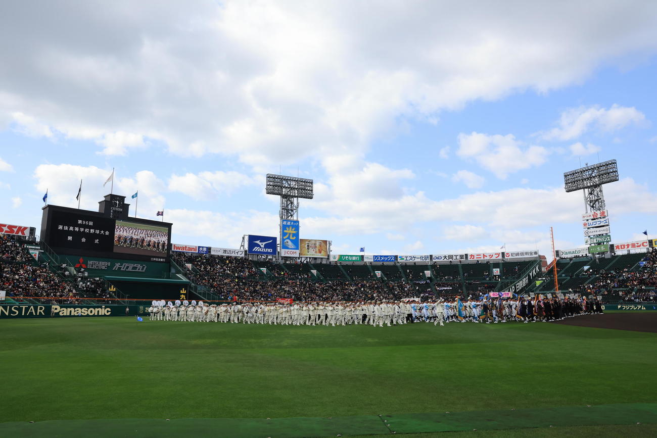 第96回全国選抜高校野球大会　開会式で前進する選手たち(撮影・浅見桂子)
