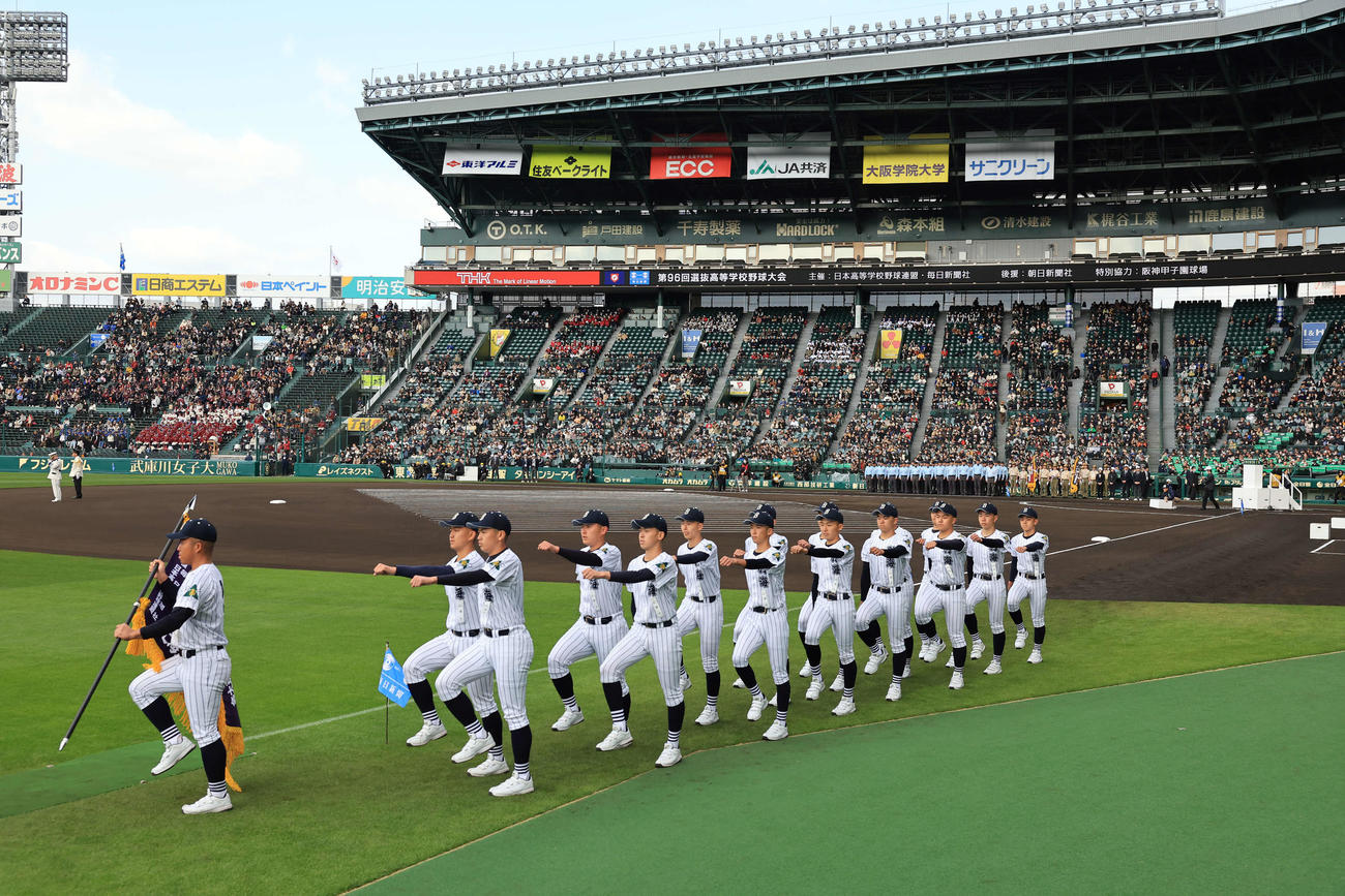 開会式で行進する別海の選手たち（撮影・浅見桂子）