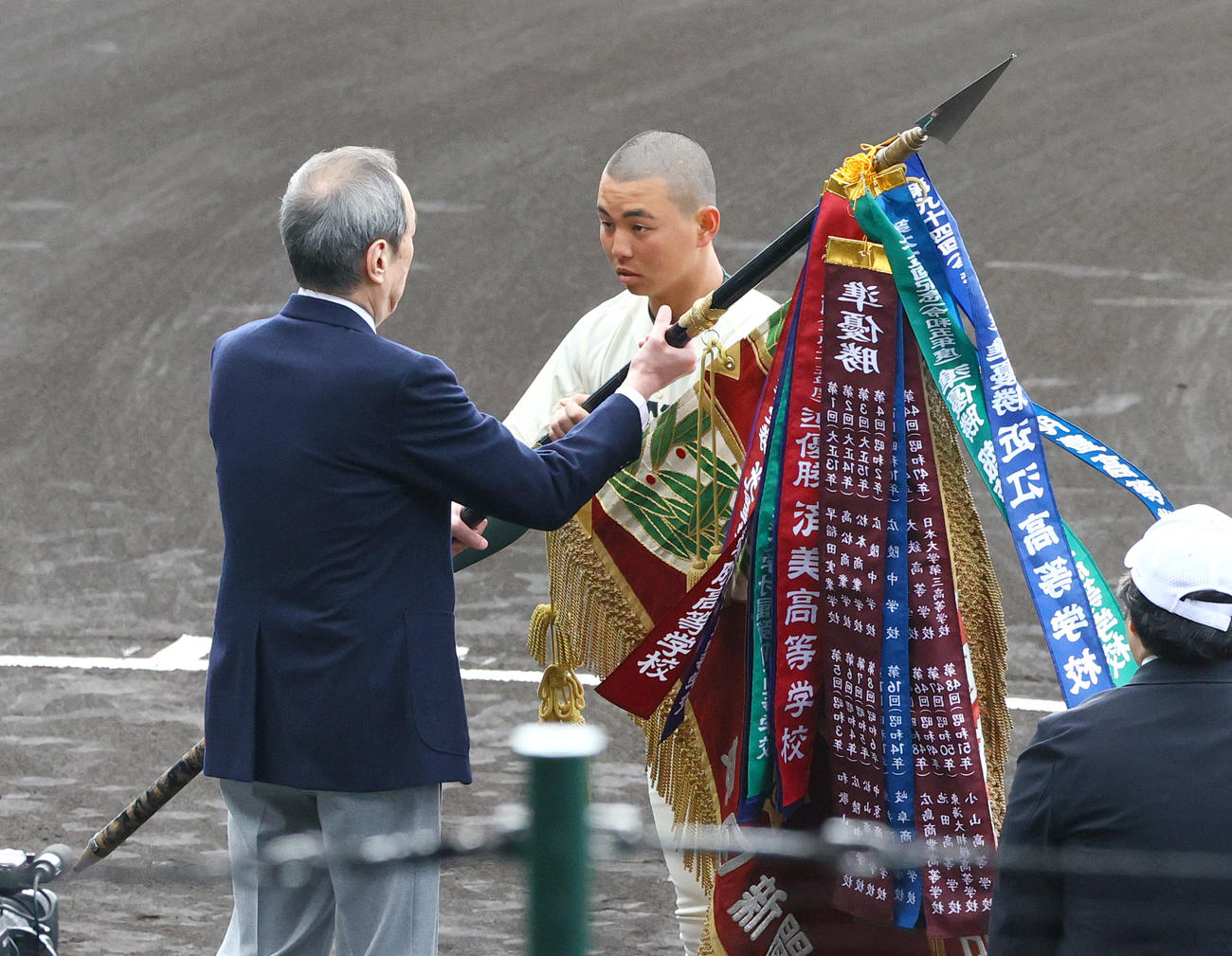 開会式で準優勝旗返還する報徳学園の間木主将（撮影・上山淳一）