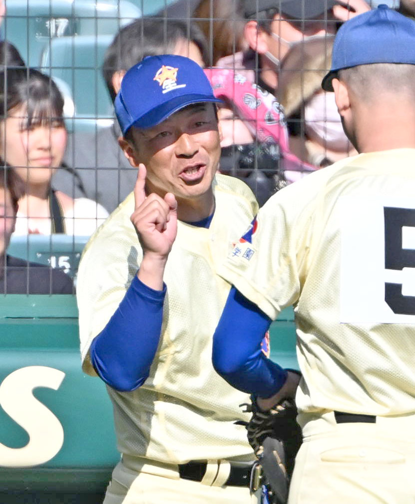 星稜対田辺　選手に声をかける星稜・山下智将監督（撮影・石井愛子）