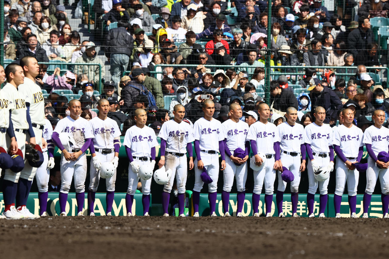 タイブレーク11回で八戸学院光星に敗れ整列する関東第一ナイン（撮影・上山淳一）