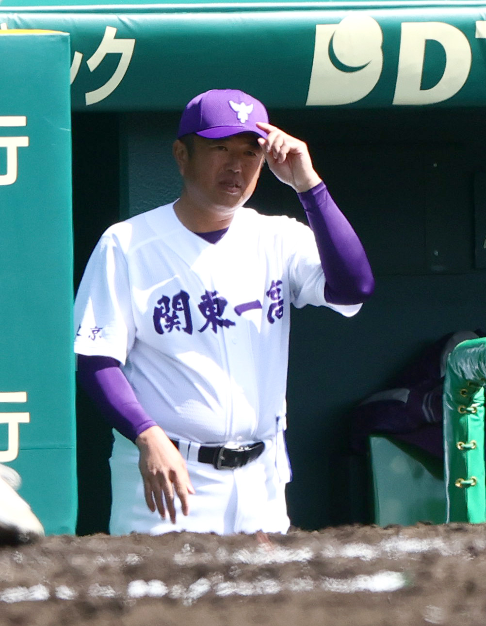 八戸学院光星対関東第一　選手にサインを出す関東第一米沢監督（撮影・上山淳一）