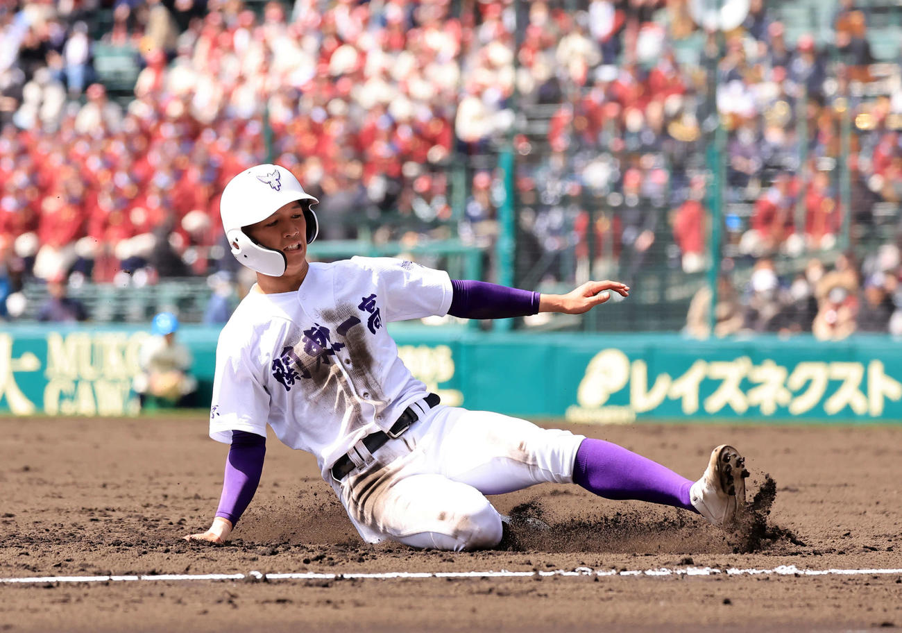 八戸学院光星対関東第一　3回裏関東第一2死一塁、相手失策の間に三塁に滑り込む飛田（撮影・浅見桂子）