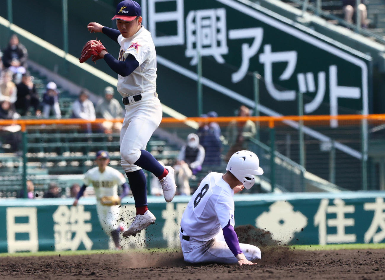 八戸学院光星対関東第一　5回裏関東第一2死一塁、一走飛田は二盗を決める、右は遊撃手竹田（撮影・上山淳一）