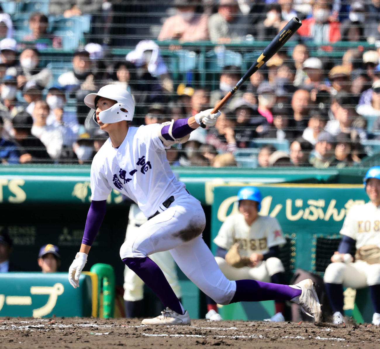 八戸学院光星対関東第一　8回裏関東第一無死、越後は左二塁打を放つ（撮影・浅見桂子）