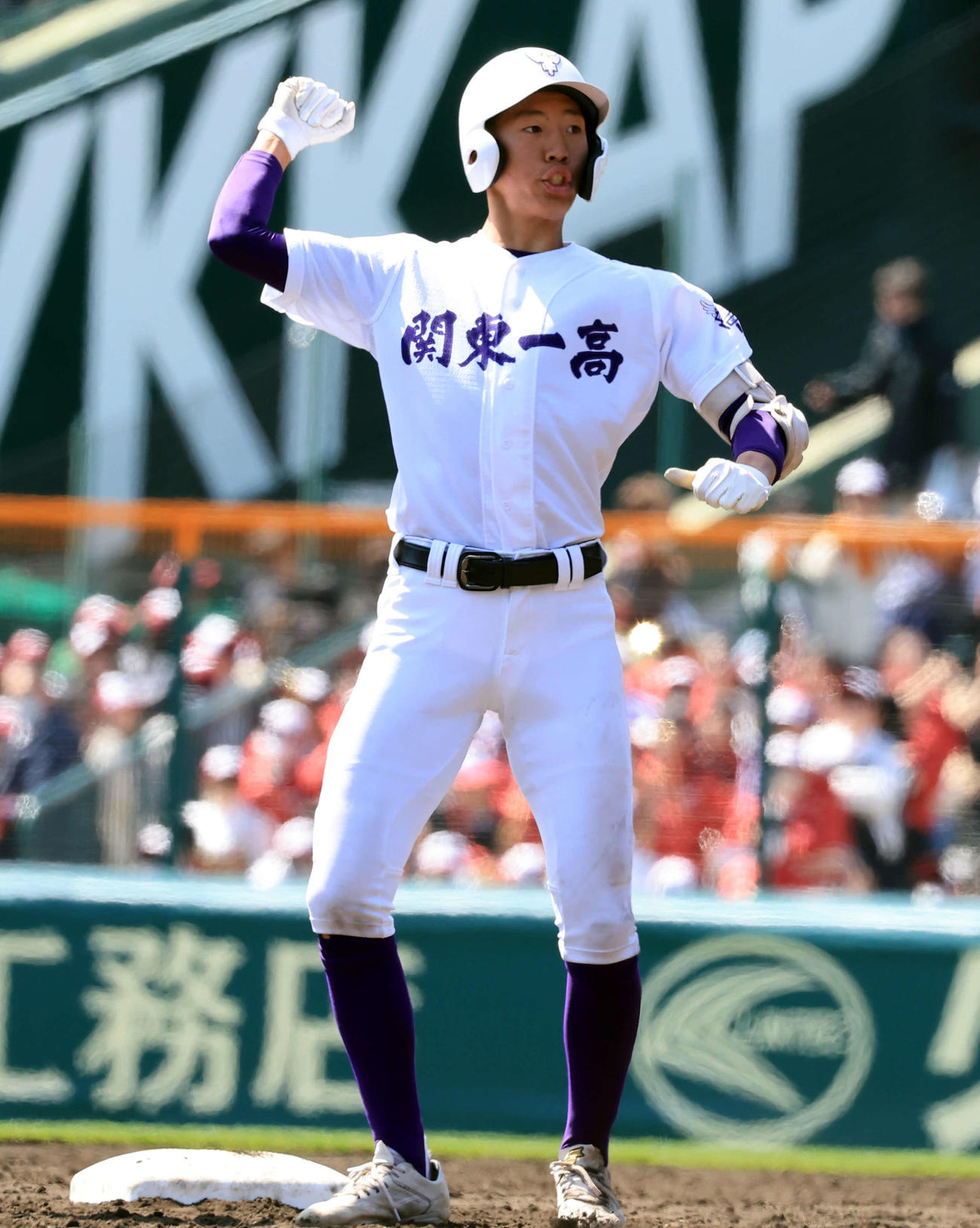 八戸学院光星対関東第一　8回裏関東第一無死、越後は左二塁打を放ちガッツポーズ（撮影・浅見桂子）