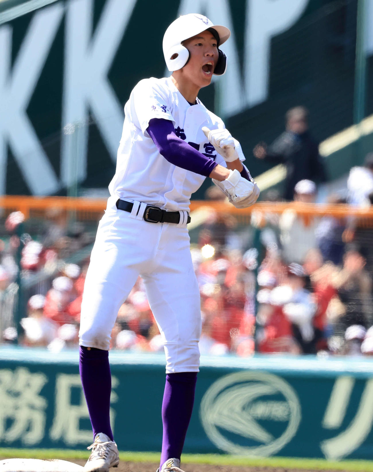 八戸学院光星対関東第一　8回裏関東第一無死、越後は左二塁打を放ちガッツポーズ（撮影・浅見桂子）