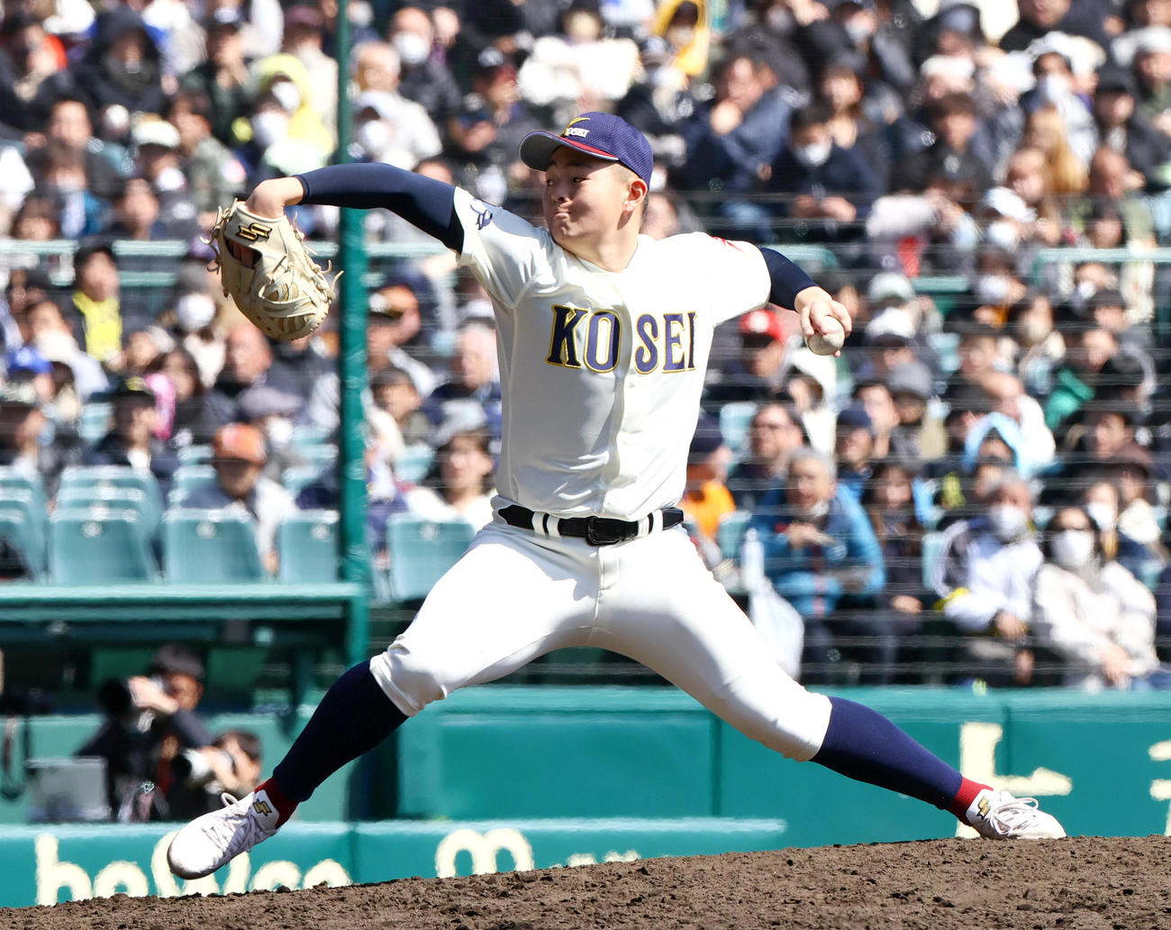 タイブレーク10回裏、八戸学院光星2番手で岡本琉が登板する（撮影・上山淳一）