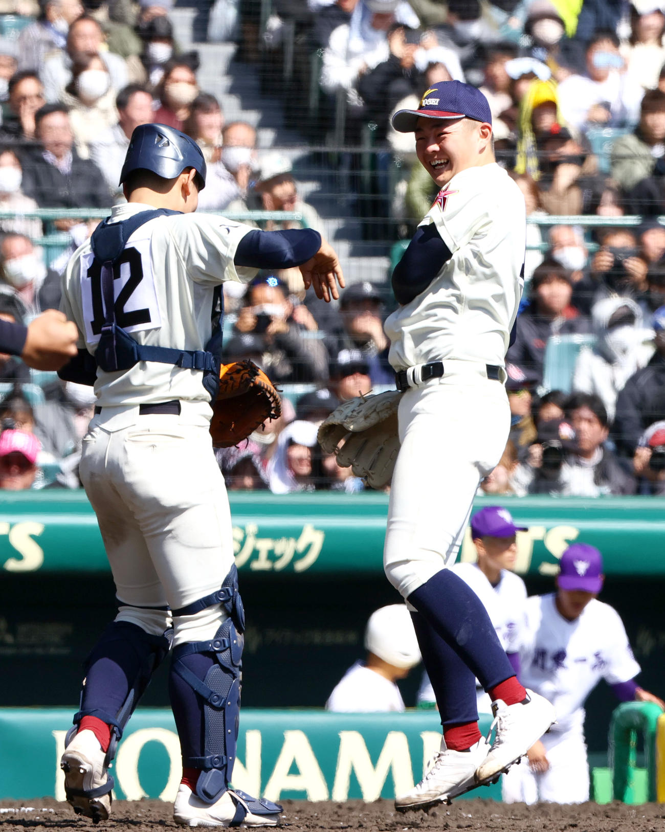 八戸学院光星対関東第一　タイブレーク11回裏関東第一2死三塁、岡本琉（右）は最終打者代打石田を右飛に仕留め捕手住本と笑顔でハイタッチする（撮影・上山淳一）