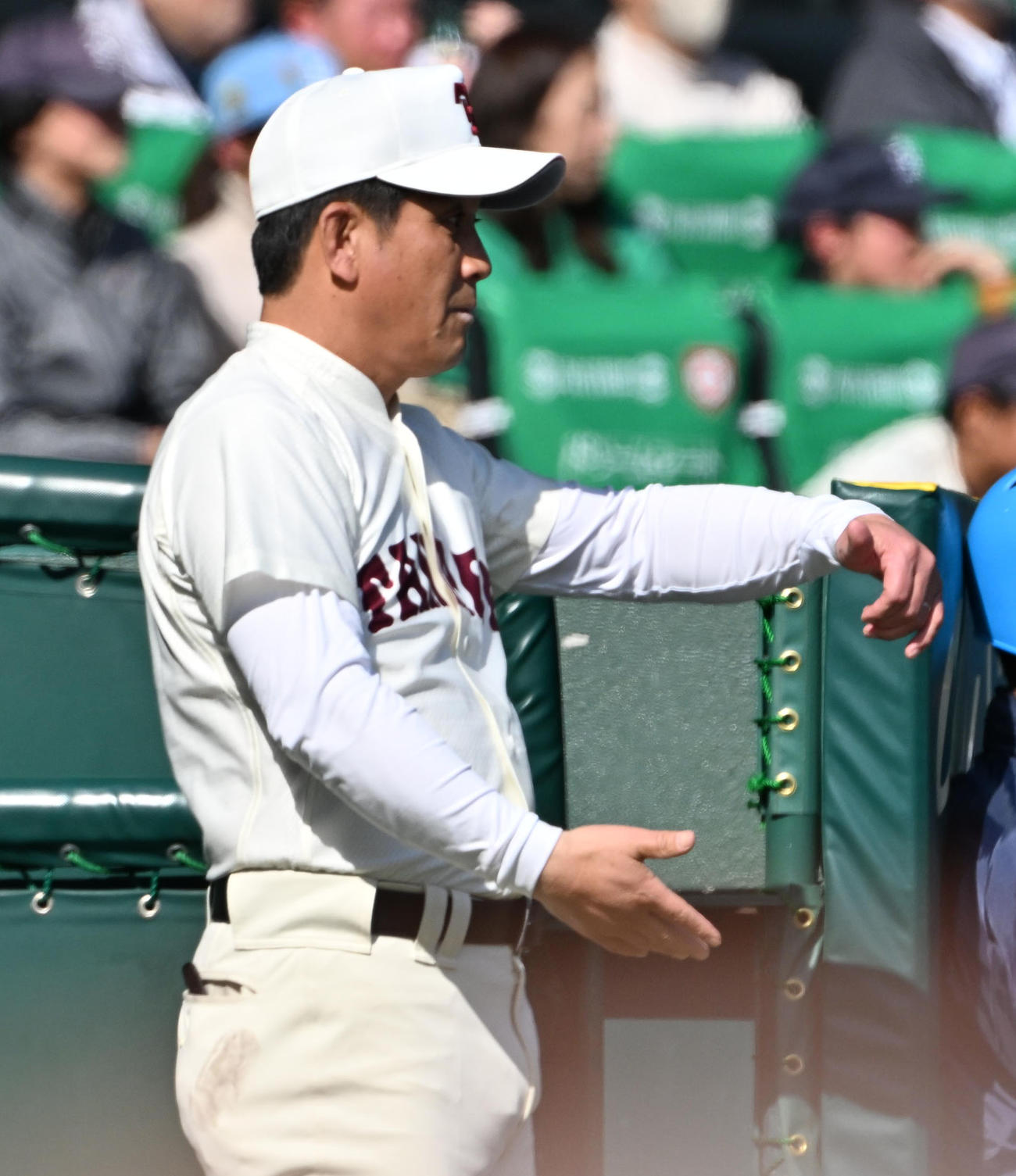 星稜対田辺　選手にサインを出す田辺・田中格監督（撮影・石井愛子）