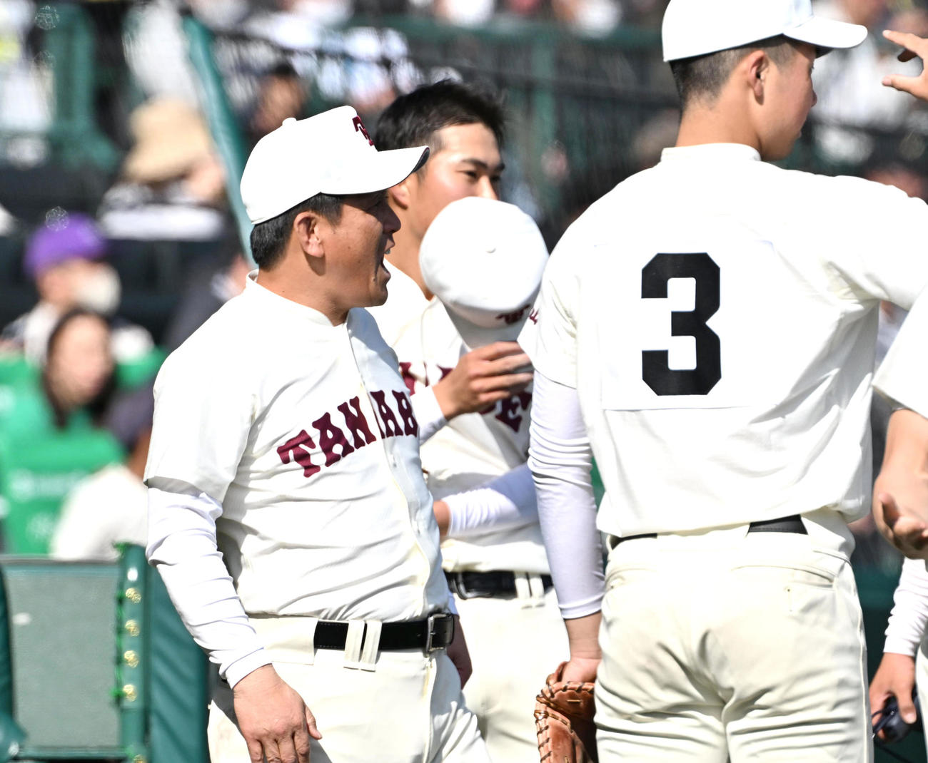 星稜対田辺　選手に声をかける田辺・田中格監督（撮影・石井愛子）