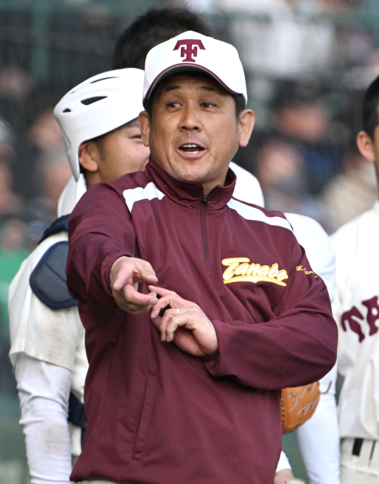 星稜対田辺　選手に声をかける田辺・田中格監督（撮影・石井愛子）