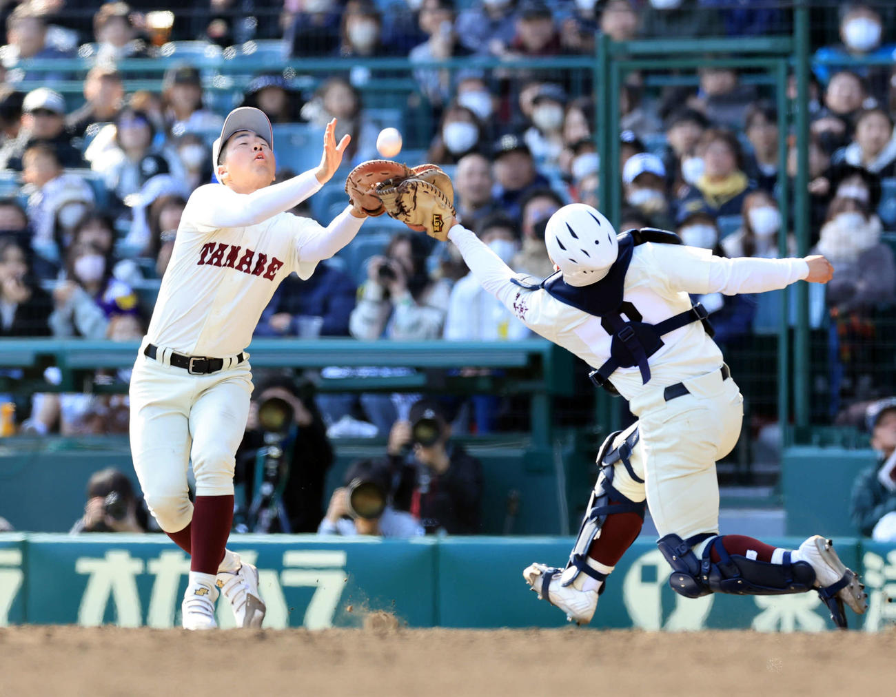 星稜対田辺　6回表星稜無死、芦硲の打球を互いに追って、ぶつかりそうになりながら好捕する岡本（左）（撮影・浅見桂子）