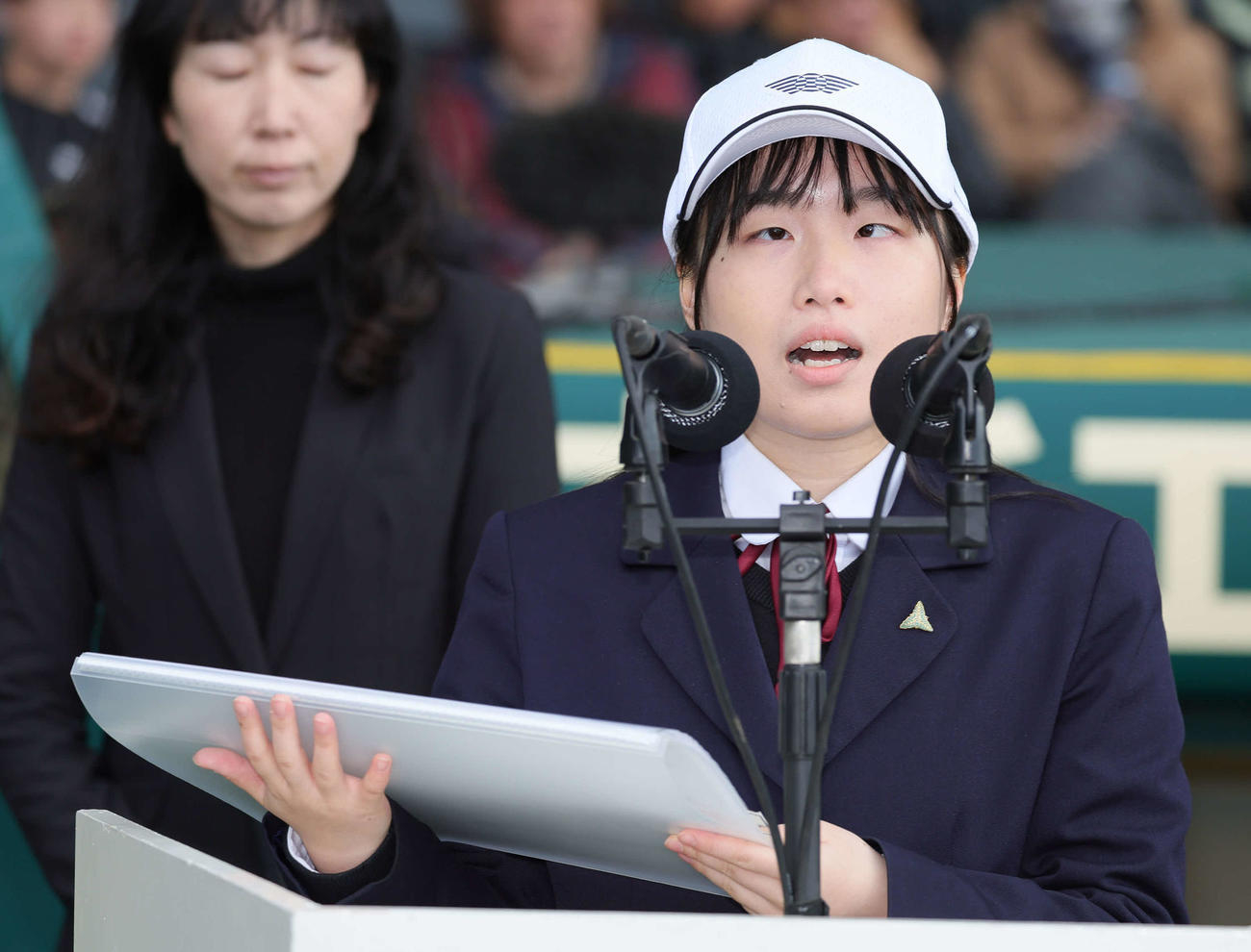 開会式で式典の司会を務める古田桃香さん（代表撮影）