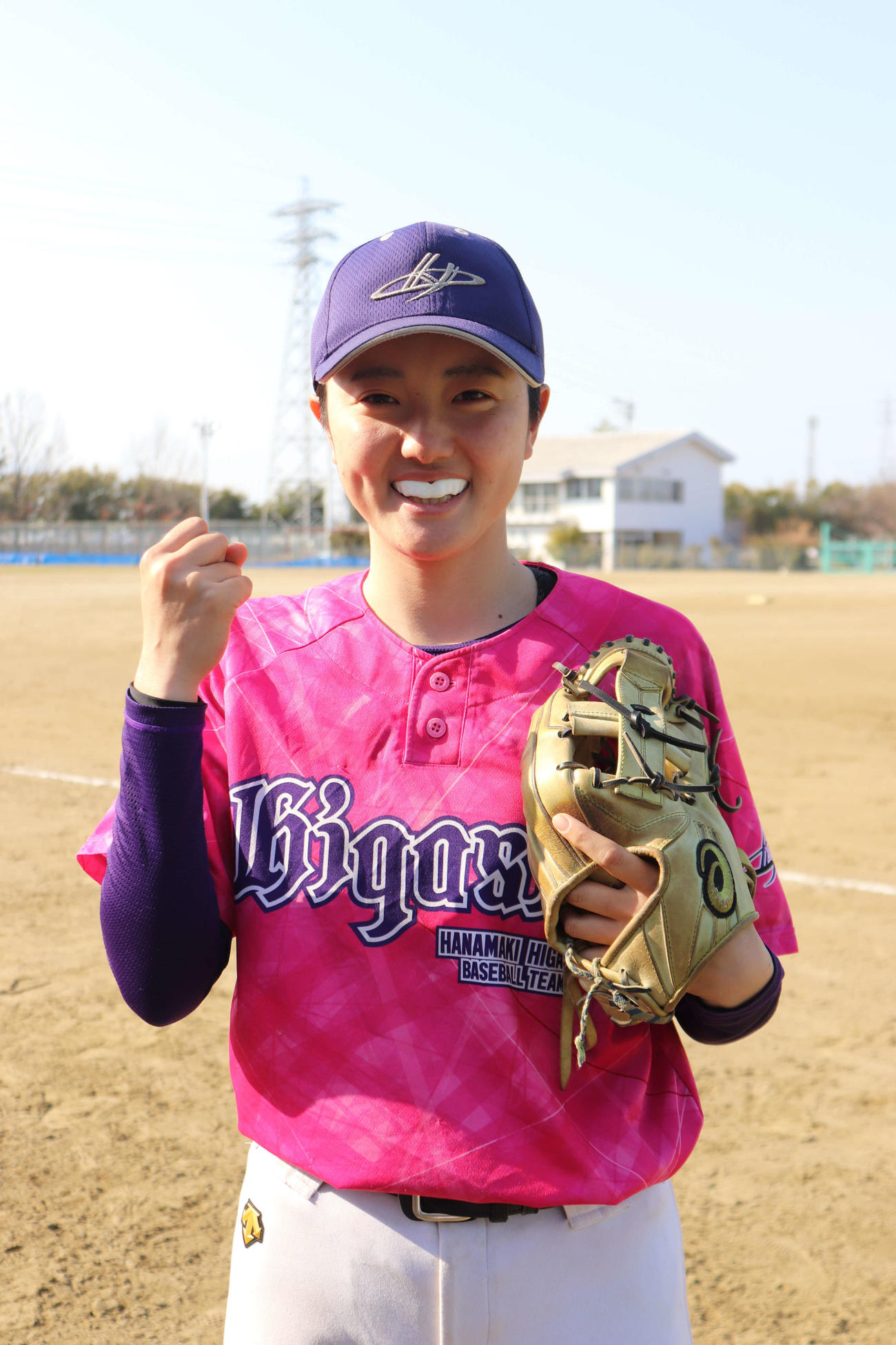 マウスガードをつけ、女子硬式野球選抜大会へ向けガッツポーズを見せる、花巻東・佐々木主将（撮影・保坂淑子）