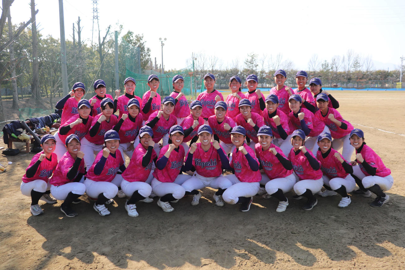マウスガードをつけ、女子硬式野球選抜大会へ向けガッツポーズを見せる花巻東の選手たち（撮影・保坂淑子）