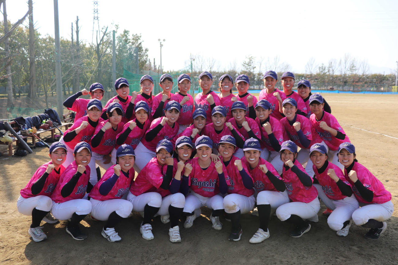 マウスガードをつけ、女子硬式野球選抜大会へ向けガッツポーズを見せる花巻東の選手たち（撮影・保坂淑子）