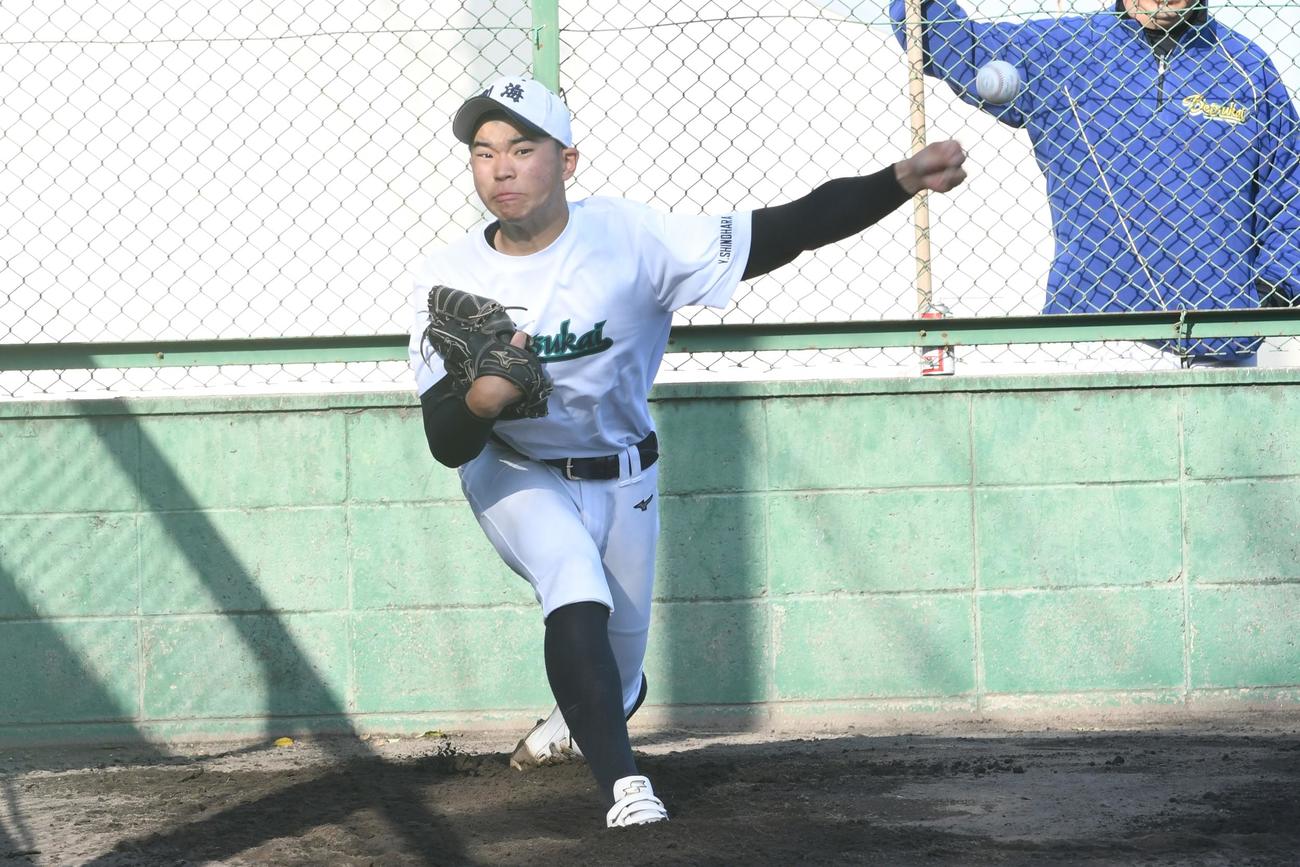 ブルペンで投球練習する別海の篠原（撮影・石井翔太）
