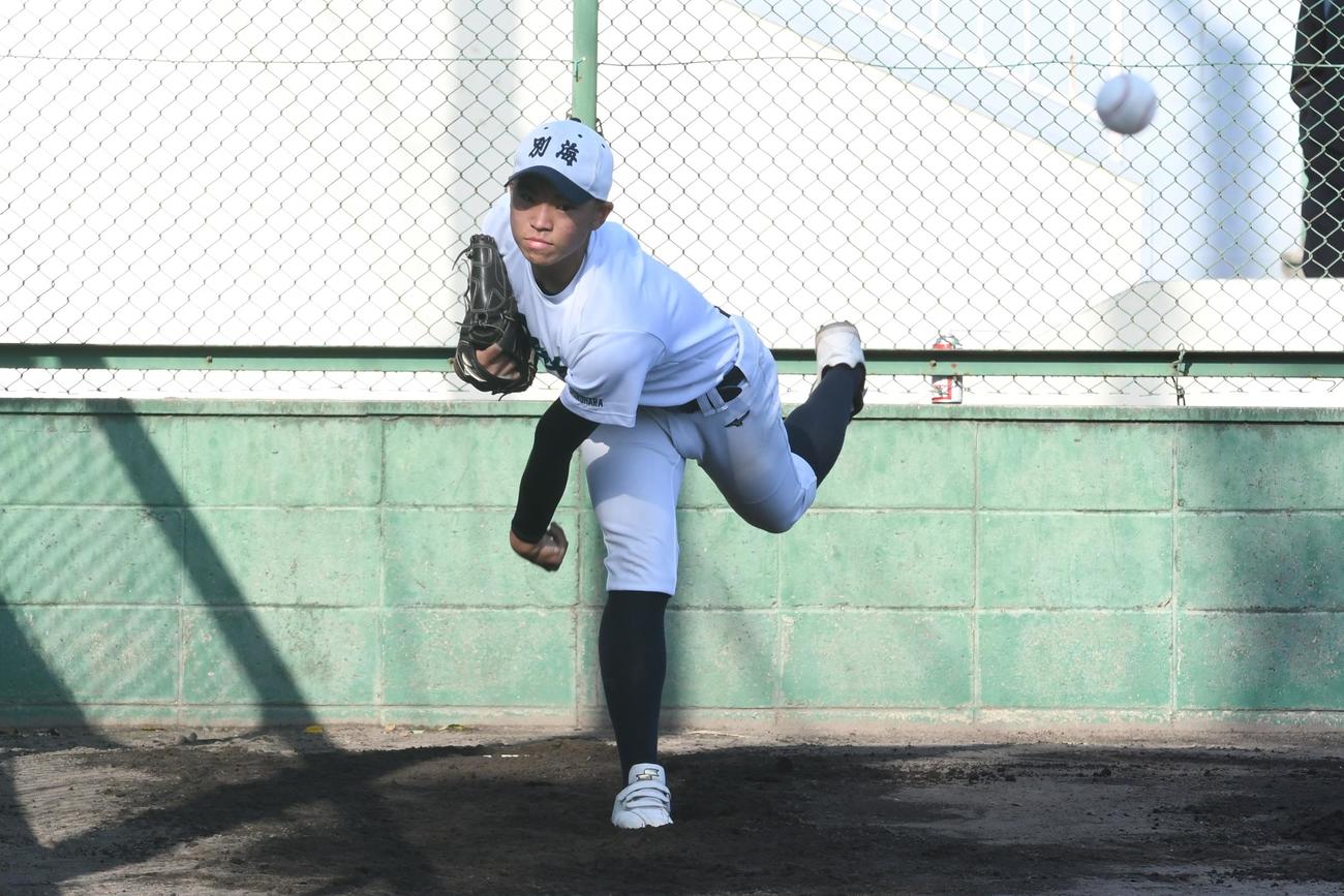 ブルペンで投球練習する別海の篠原（撮影・石井翔太）