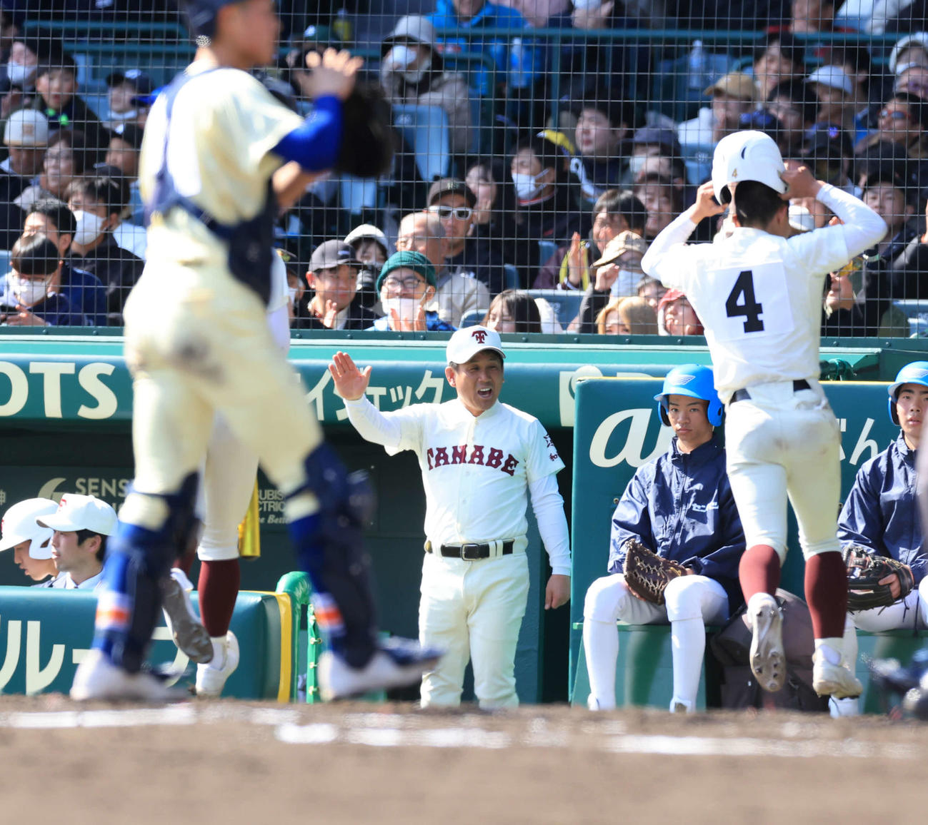 星稜対田辺　3回裏田辺2死二塁、岡本の右適時打で同点とし、笑顔で迎える田中監督（中央）（撮影・浅見桂子）
