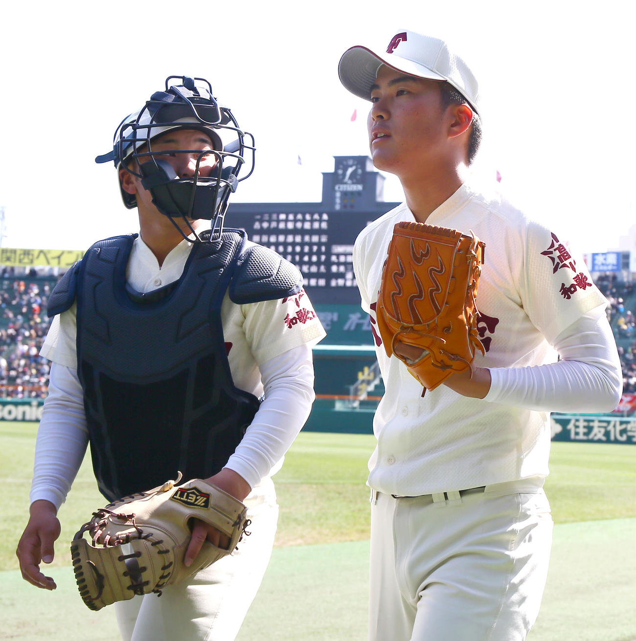 星稜対田辺　試合を前に話す田辺のエース寺西（右）と捕手前田バッテリー（撮影・上山淳一）