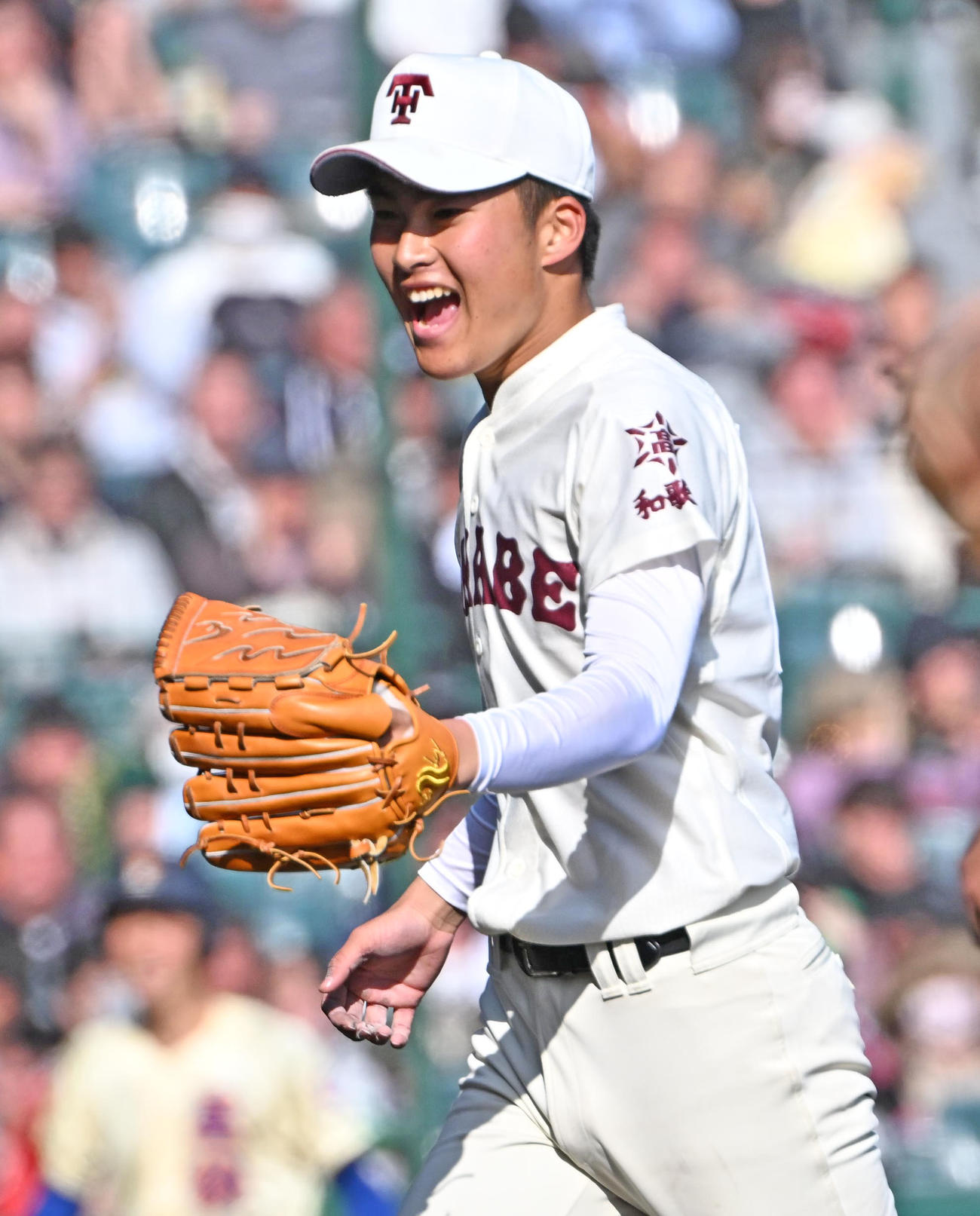 星稜対田辺　8回表星稜2死一、二塁　星稜・服部航を空振り三振に抑え笑顔でベンチに引き揚げる田辺・寺西邦右（撮影・石井愛子）