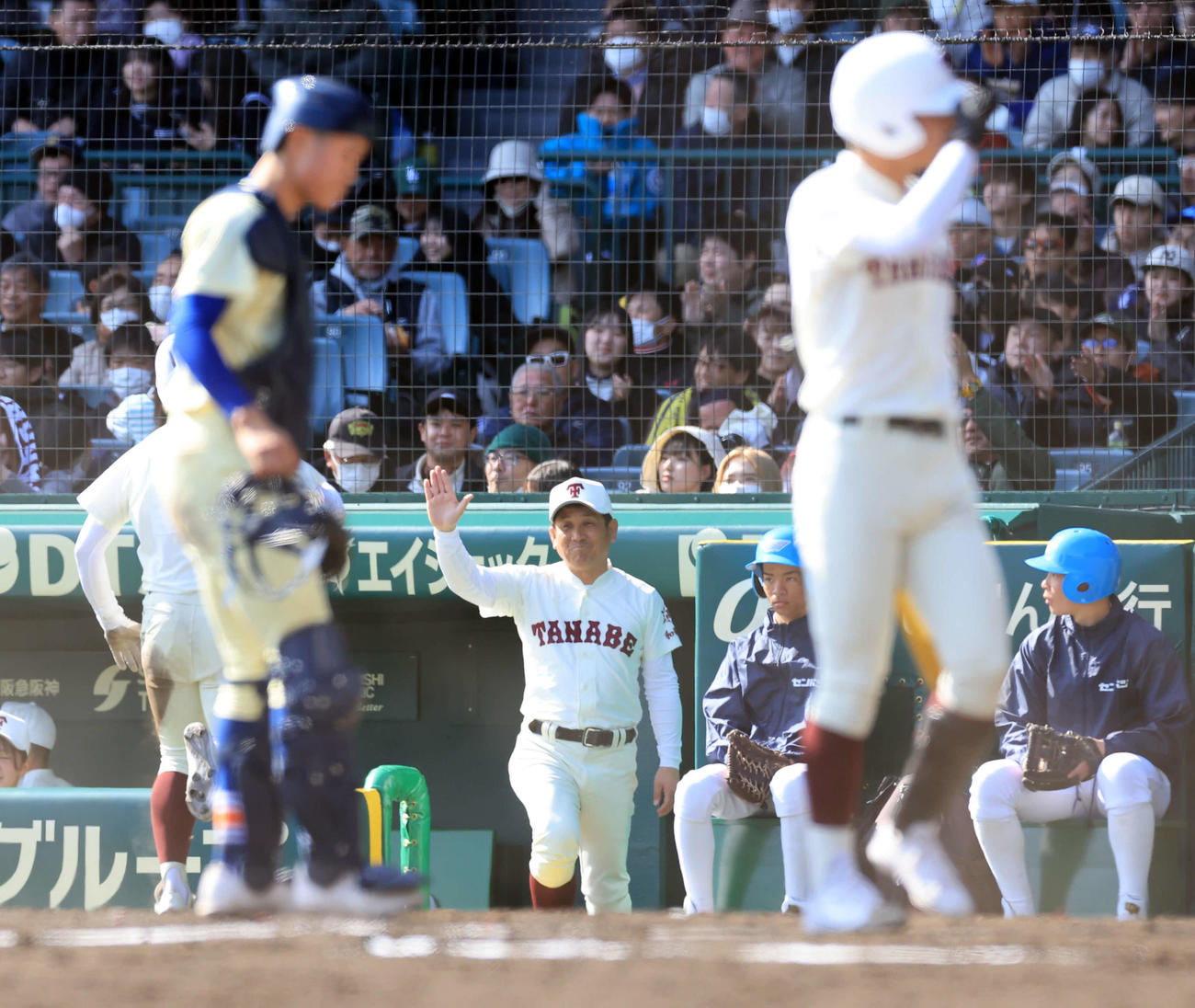 星稜対田辺　4回裏田辺1死三、前田がスクイズを決め、笑顔で迎える田中監督（中央）（撮影・浅見桂子）