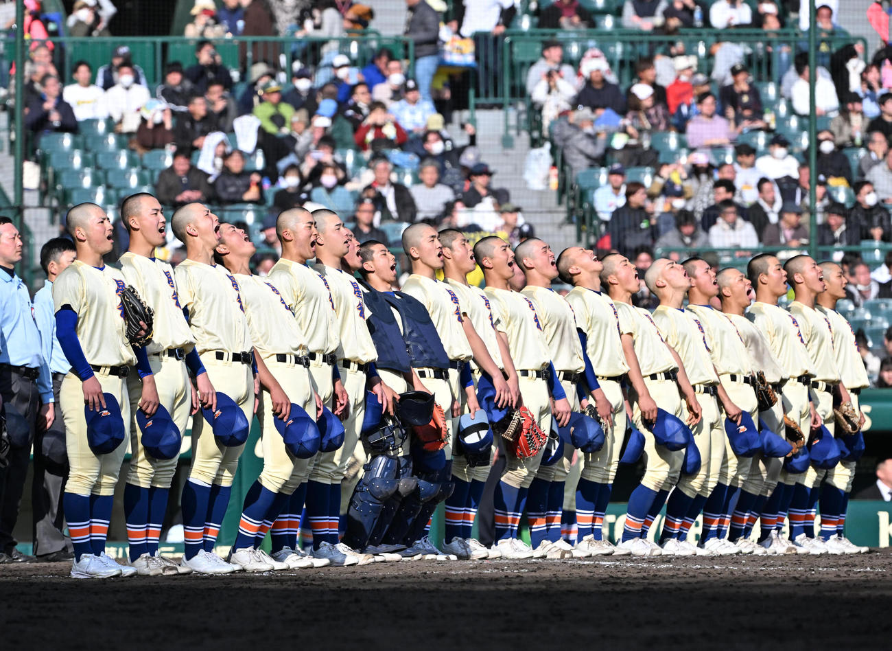 星稜対田辺　田辺に勝ち校歌歌う星稜ナイン（撮影・石井愛子）