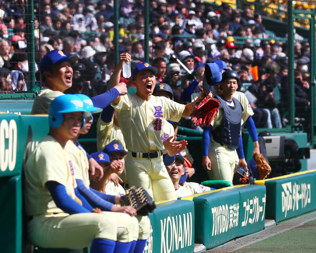星稜対田辺　2回表星稜は先制点が入り歓喜する（撮影・上山淳一）
