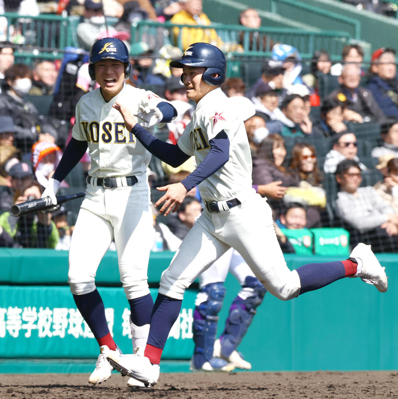 八戸学院光星対関東第一　タイブレーク11回表八戸学院光星2死二、三塁、暴投で生還し喜ぶ萩原（手前）（撮影・上山淳一）