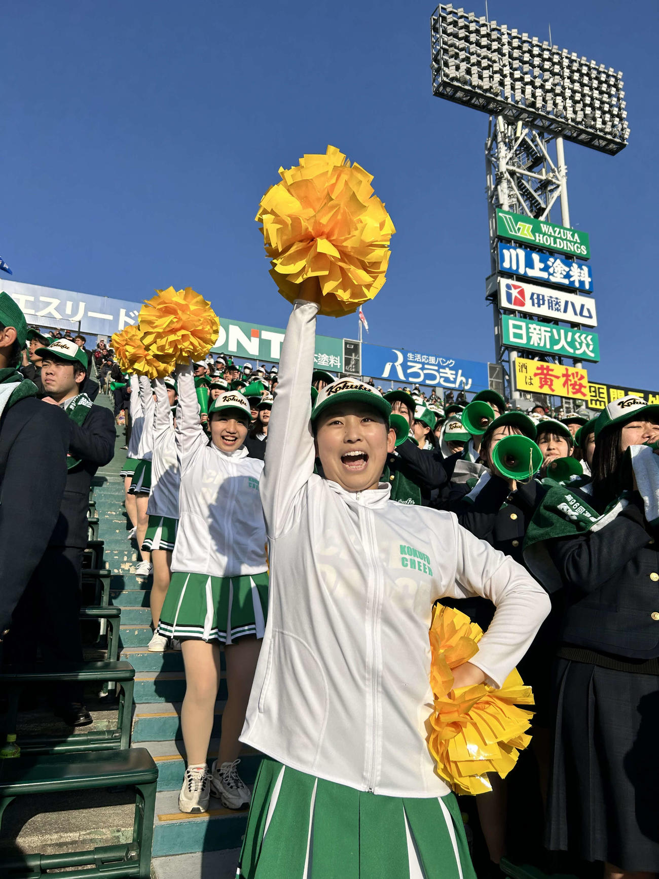 三塁側アルプスから声援を送る熊本国府のチアダンス部
