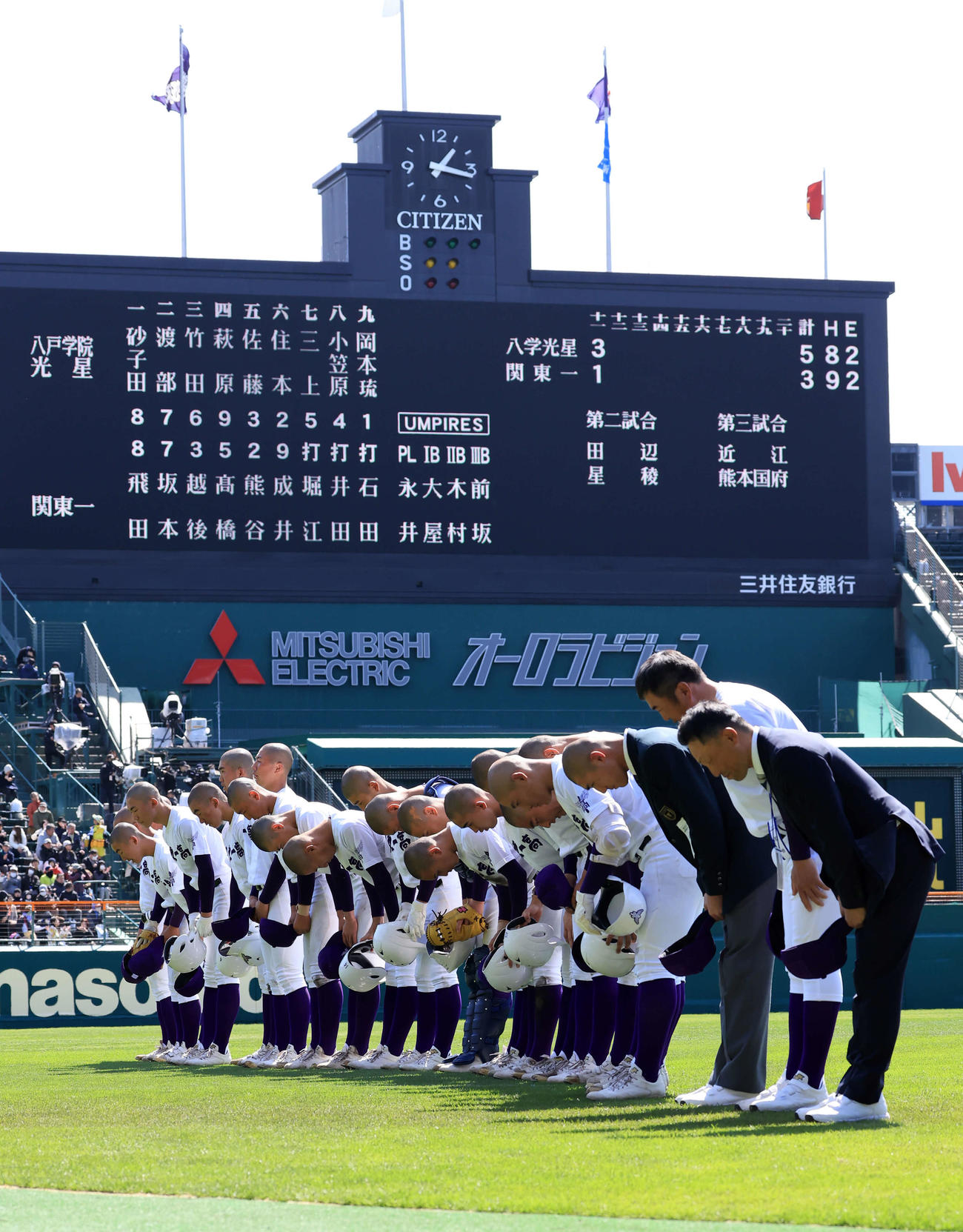 八戸学院光星対関東第一　タイブレークの末に敗れ、スコアボードを背に一礼する関東第一の選手たち（撮影・浅見桂子）