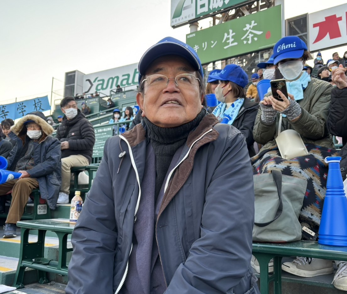 熊本国府対近江　近江の寮を管理する窪田温さんがアルプススタンドから戦況を見守る（撮影・林亮佑）