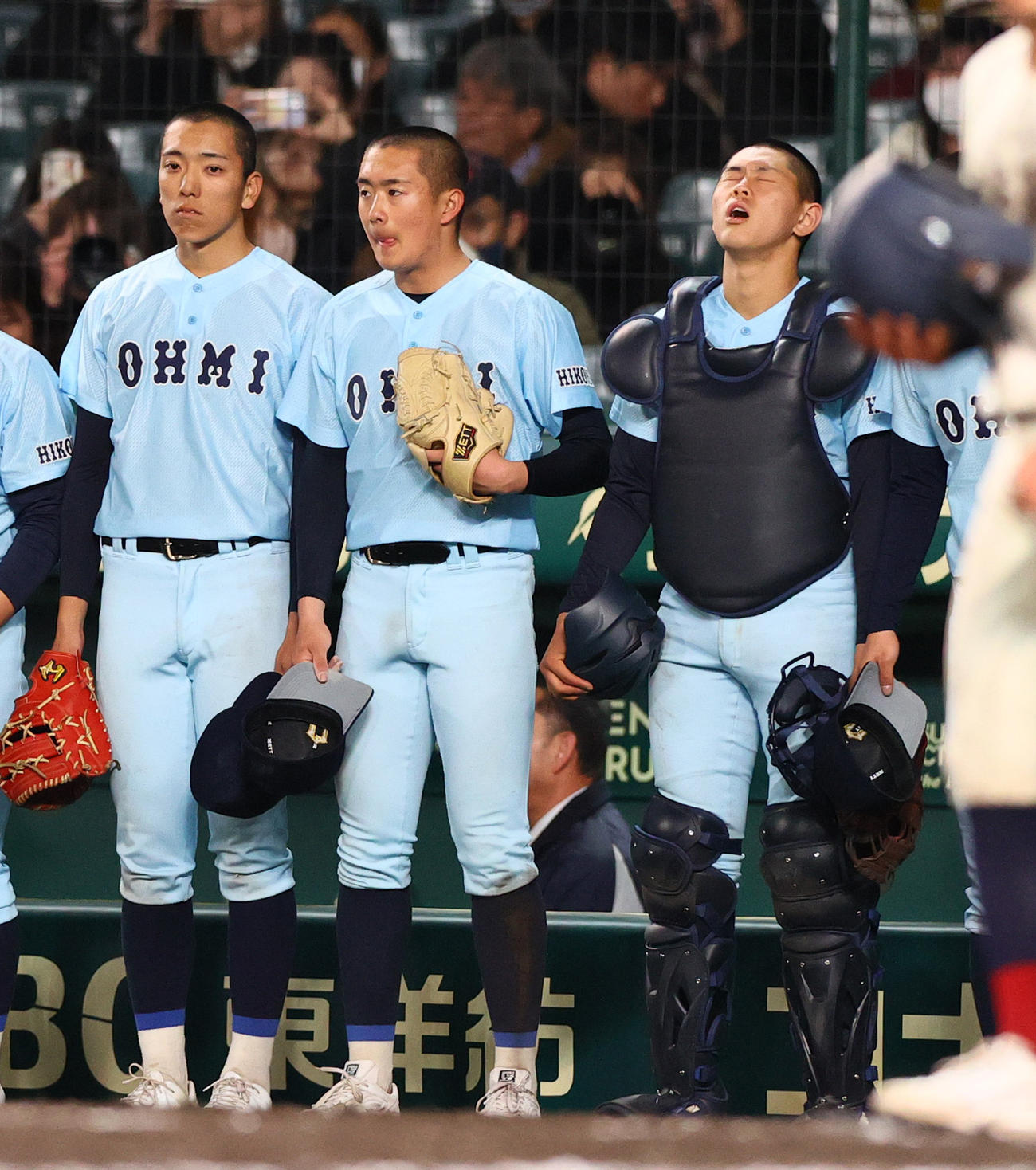 近江対熊本国府　タイブレーク10回で熊本国府にサヨナラ負けし悔しい表情を見せる西山（中央）ら（撮影・上山淳一）
