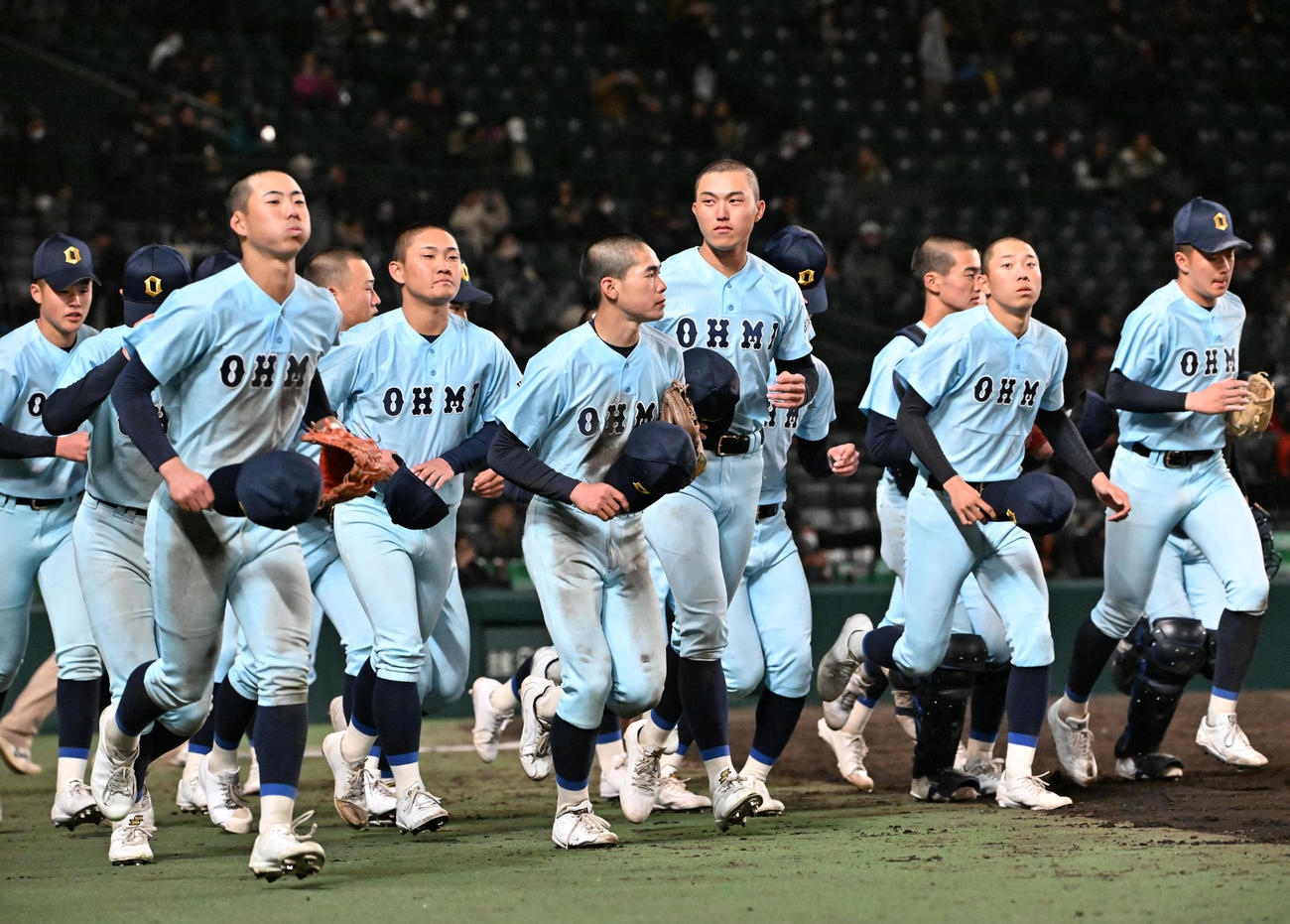 熊本に負け肩を落とす近江ナイン（撮影・石井愛子）