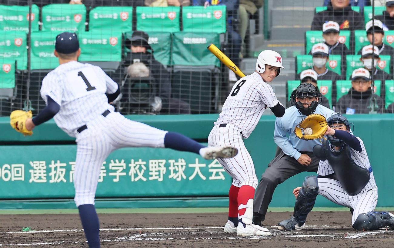 阿南光対豊川　1回裏豊川2死、モイセエフ・ニキータは三振に倒れる。投手は阿南光エース吉岡暖（撮影・上田博志）＝2024年3月19日、甲子園球場