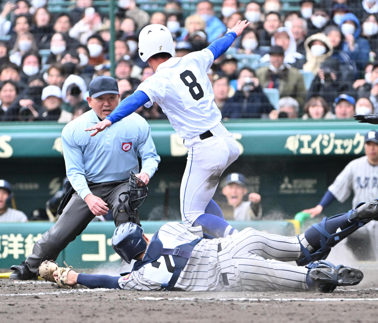 敦賀気比対明豊　9回裏明豊2死一、二塁、明豊・石田智能の適時打で生還する木村留偉（中央）（撮影・石井愛子）