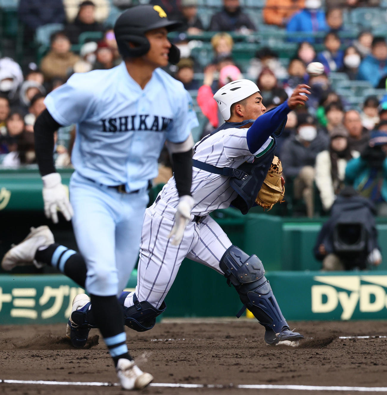 学法石川対高崎健康福祉大高崎　1回表学法石川1死一塁、捕手箱山（右）は岸波のバントを二塁でアウトにする（撮影・上山淳一）