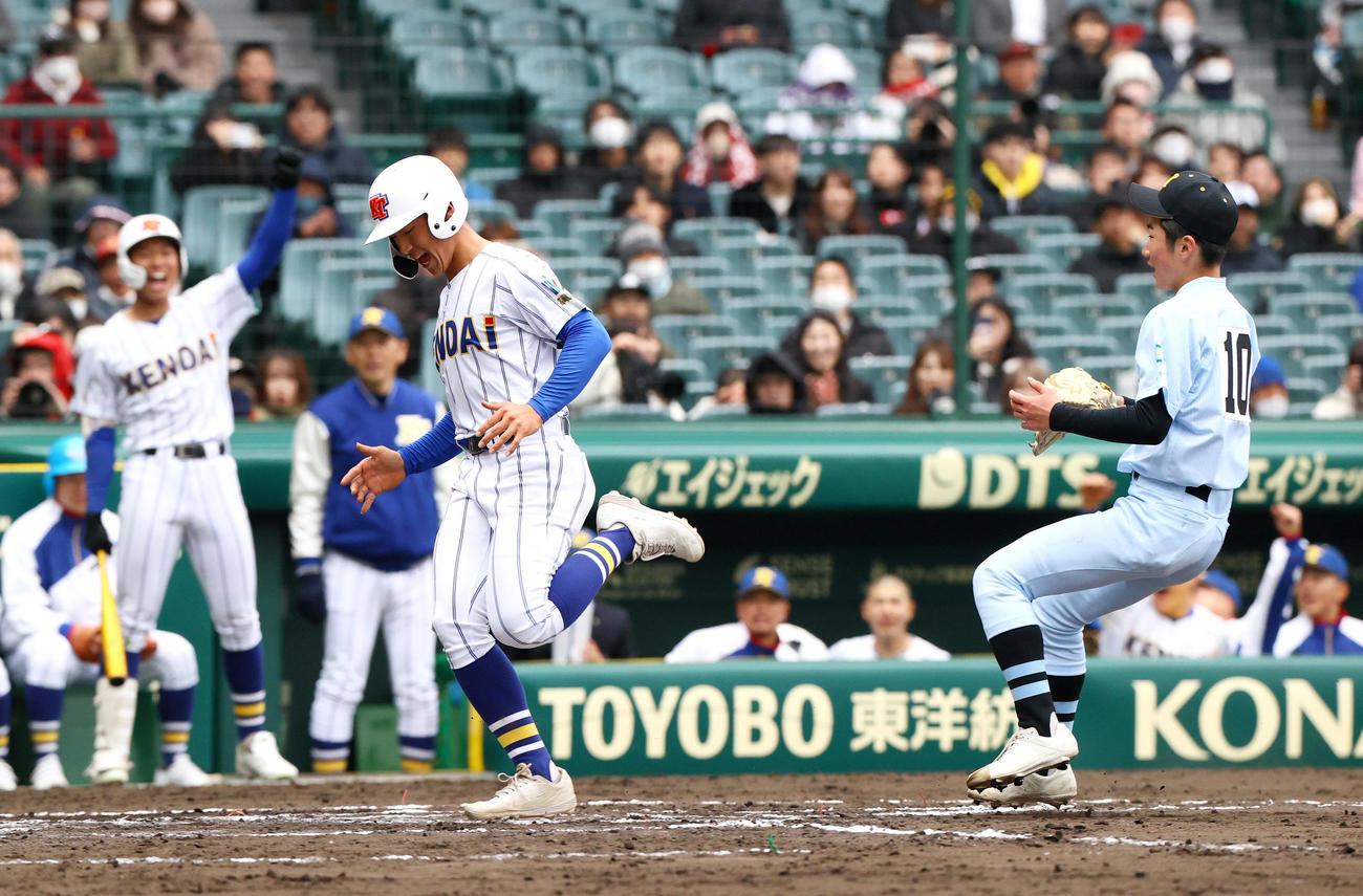 学法石川対高崎健康福祉大高崎　6回裏高崎健康福祉大高崎2死二、三塁、打者加藤の時、佐藤翼（右）の暴投の間に先制生還する三走高山（撮影・上山淳一）