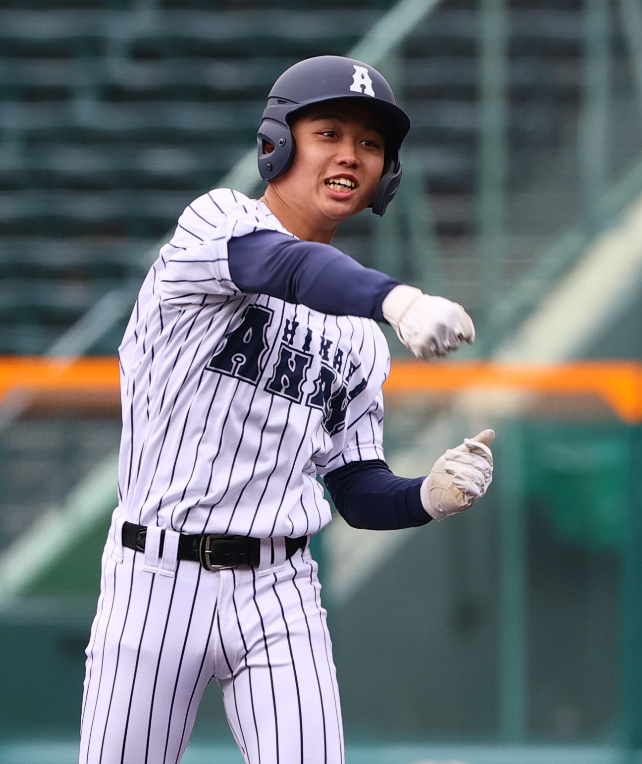 阿南光対豊川　2回表阿南光2死満塁、西村は左に適時3点二塁打を放ち喜ぶ（撮影・上山淳一）
